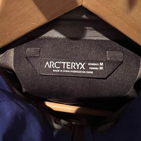 Arc'teryx A2B Commuter Hardshell Jacket Women's - Medium - BRAND NEW - Picture 4 of 6